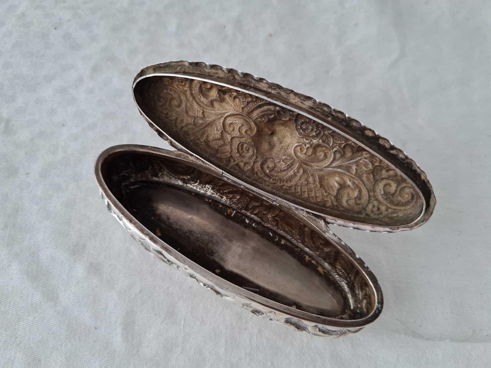 An oval embossed box with hinged cover, 4” wide, Birmingham 1900 - Image 4 of 4