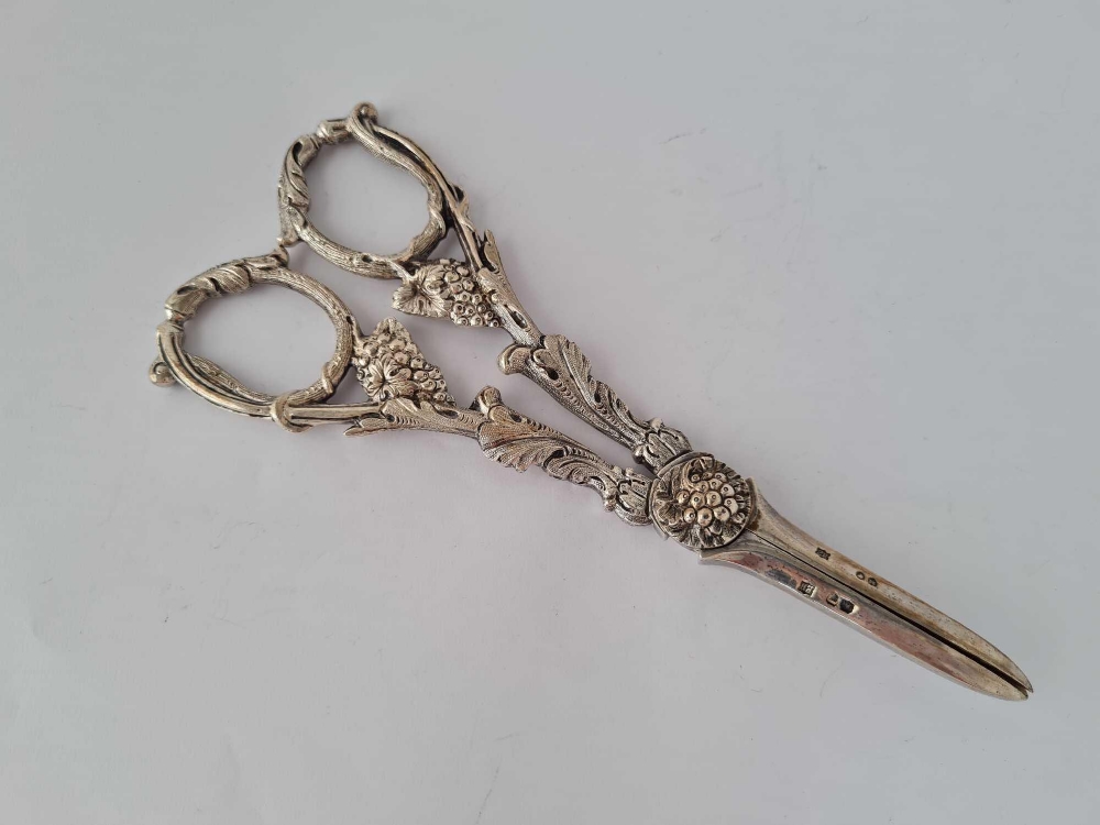 A good pair of Victorian cased grape scissors with vine decoration, London 1887 by EH - Image 2 of 4