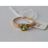 A peridot ring, 9ct, size W, 2.4 g.