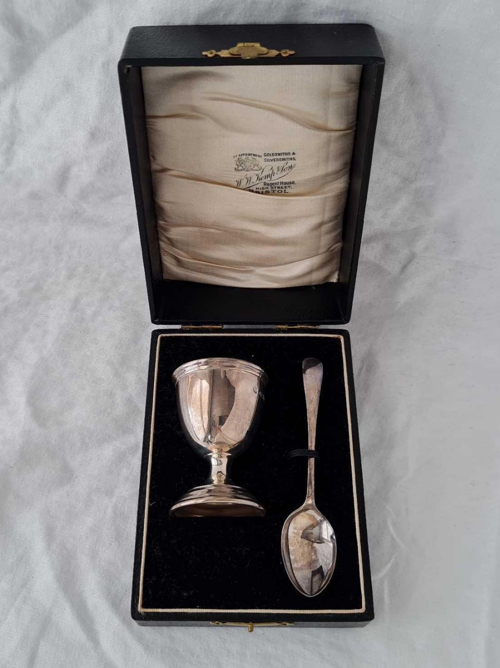 A good boxed egg cup and spoon, plain, Birmingham 1928, 60 g. - Image 2 of 2