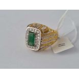 A STUNNING DIAMOND AND EMERALD CLUSTER RING 18CT GOLD SIZE Q THE CENTRAL STONE BEING 10X5X2 MM