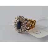 A ATTRACTIVE SAPPHIRE AND DIAMOND CLUSTER RING 18CT GOLD SIZE P 8.2 GMS