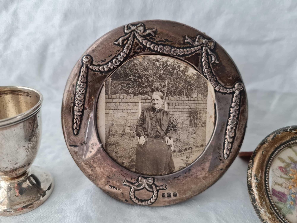 Two circular photo frames, one 4” in diameter, Birmingham 1907 and an egg cup - Image 3 of 5