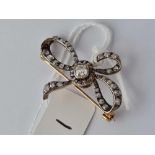 A GOOD QUALITY ANTIQUE DIAMOND BOW BROOCH