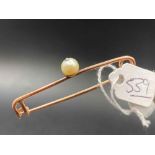Brooch in the form of a scarf clip with natural Pearl with inset diamond set in gold