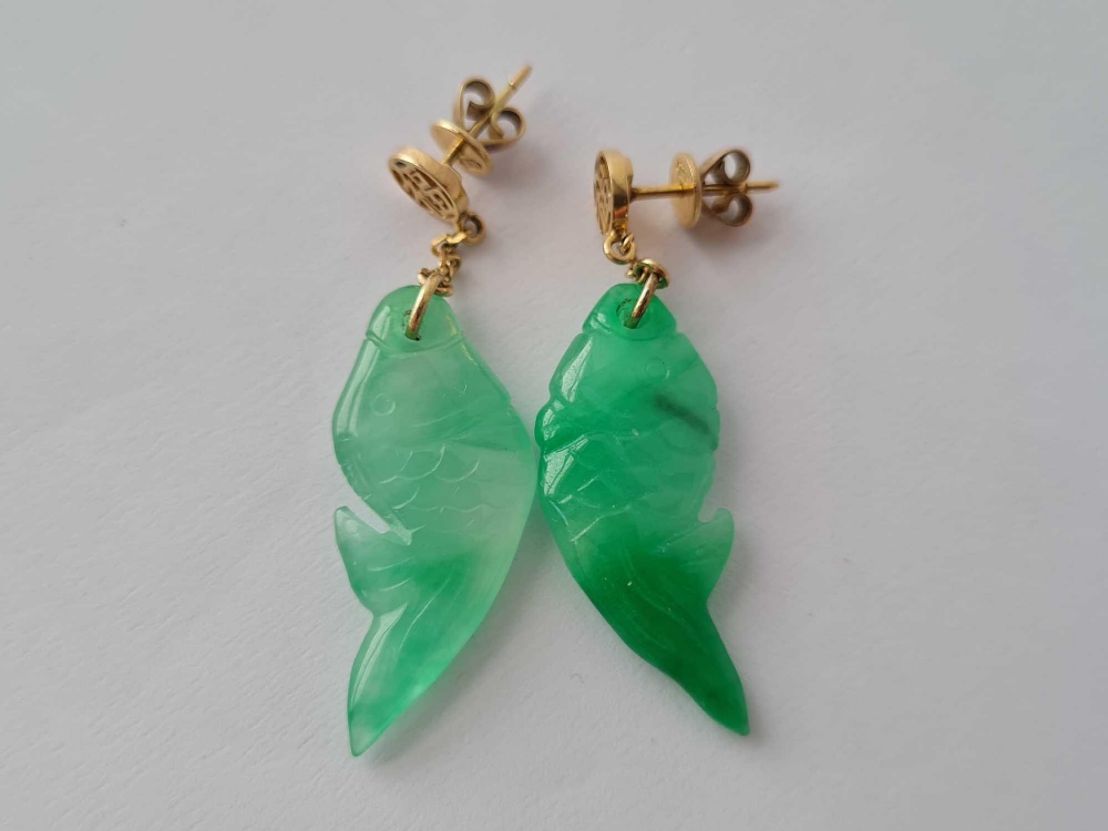 A pair Chinese gold and jade fish design earrings, 14ct - Image 4 of 4