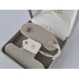 A PAIR OF DIAMOND STUD EARRINGS 18CT GOLD