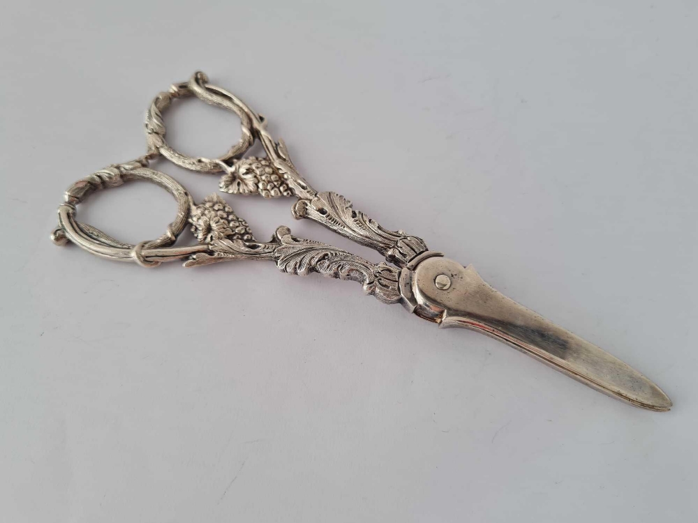 A good pair of Victorian cased grape scissors with vine decoration, London 1887 by EH - Image 3 of 4