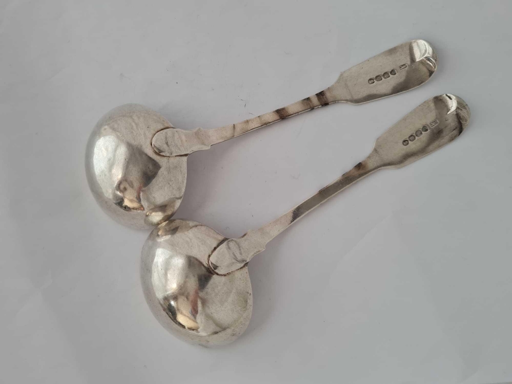 A pair of Georgian fiddle pattern sauce ladles, London 1822 by WC, 123g - Image 2 of 3