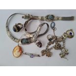 A bag of various silver jewellery items 262 gms