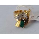 A EXCELLENT WAVE BAGUETTE EMERALD AND DIAMOND RING 18CT GOLD SIZE M 13 GMS