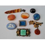 Various brooches and agate items