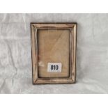 An oblong photo frame with moulded boarder, 5.5" high, Birmingham 1915