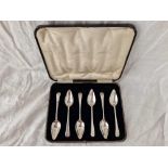 A boxed set of six grapefruit spoons, plain OE pattern, Birmingham 1933 135 g.