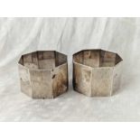 A pair of octagonal napkin rings with engine turned panels, Birmingham 1932 by B&C, 50g