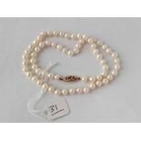 A pearl necklace with 9ct clasp 17 inch