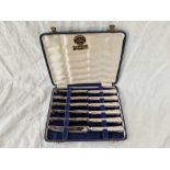 A set of six silver handled tea knives in fitted case, Sheffield 1962