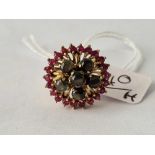 A RUBY AND STAR STONE SET CLUSTER RING 18CT GOLD SIZE H 5.5 GMS
