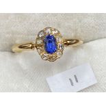 A ATTRACTIVE ANTIQUE EDWARDIAN CEYLON OVAL SAPPHIRE AND DIAMOND CLUSTER RING 18CT GOLD SIZE O 3