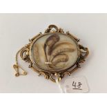 A EARLY VICTORIAN GOLD MOURNING BROOCH 26.6 GMS GROSS
