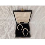 A boxed pair of horse shoe shaped napkin rings, Sheffield 1952 61 g.
