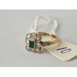 A ATTRACTIVE ART DECO EMERALD AND DIAMOND CLUSTER RING 18CT GOLD AND PLATINUM SIZE M 2.5 GMS