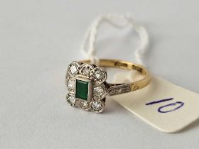 A ATTRACTIVE ART DECO EMERALD AND DIAMOND CLUSTER RING 18CT GOLD AND PLATINUM SIZE M 2.5 GMS