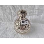 An Edwardian scent bottle with screw on cover with cut glass base, Birmingham 1910