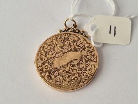 Antique 9ct circular locket with engraved scroll designs, hallmarked 1913 Birmingham, 31mm diameter