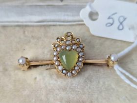 A VICTORIAN HIGH CARAT GOLD PEARL AND CHALCEDONY HEART BROOCH IN BOX