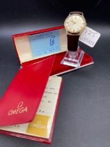 A GENTS OMEGA GENEVE AUTOMATIC WRIST WATCH WITH SECONDS SWEEP AND PAPERS 9CT