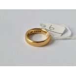 A GOLD WEDDING BAND 22CT GOLD SIZE M 10 GMS