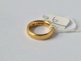 A GOLD WEDDING BAND 22CT GOLD SIZE M 10 GMS