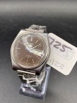 A SEIKO automatic wrist watch with seconds sweep and date aperture W/O