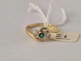 9ct hallmarked 3 stone diamond & emerald crossover ring, size N