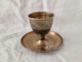 An egg cup on saucer base, Birmingham 1961, 59g