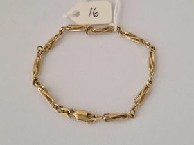 A twist design bracelet 9ct 7 inch 5.3 gms