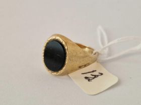 A onyx signet ring 9ct size W 7.6 gms