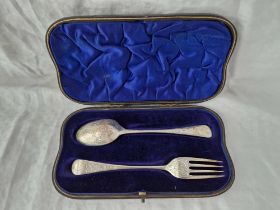 A christening set of a spoon and fork engraved with flower motifs, London 1901 by S Harris, 71 g.