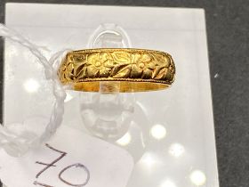 A Vintage Floral Embossed 22Ct Band Ring Size M 4.3G