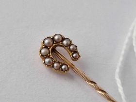 A Gold Horse Shoe Stick Pin Set With Pearls 2.6 Gms