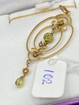 A Peridot Pendant Necklace 9Ct 18 Inch Boxed