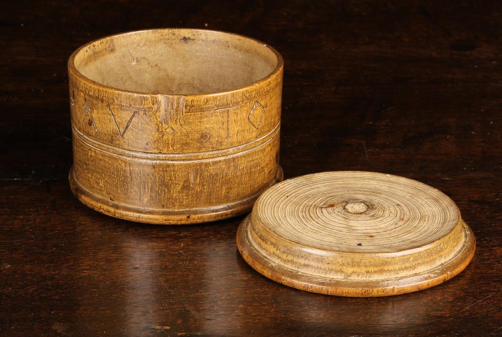 A English Early 18th Century Pole Lathe Turned Beech-wood Love Token Box of circular form with - Image 2 of 4