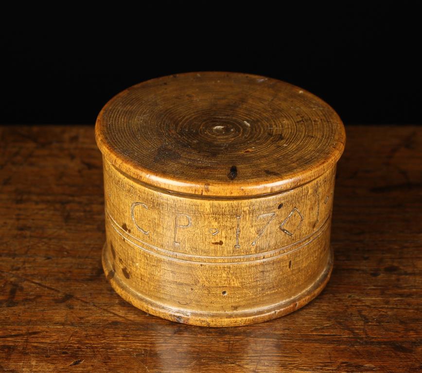 A English Early 18th Century Pole Lathe Turned Beech-wood Love Token Box of circular form with - Image 3 of 4