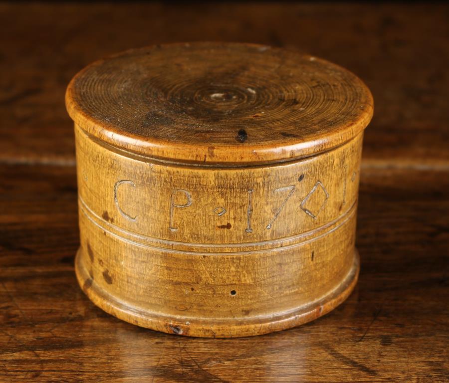 A English Early 18th Century Pole Lathe Turned Beech-wood Love Token Box of circular form with - Image 4 of 4