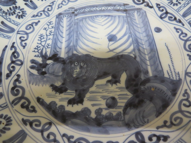 An 18th century Delft charger decorated with Lion of Judah and Oriental figures - Diameter 36cm - - Image 2 of 5