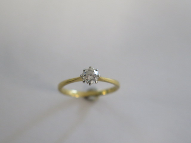 A hallmarked 18ct yellow gold and platinum diamond solitaire ring size N - approx weight 2 grams -