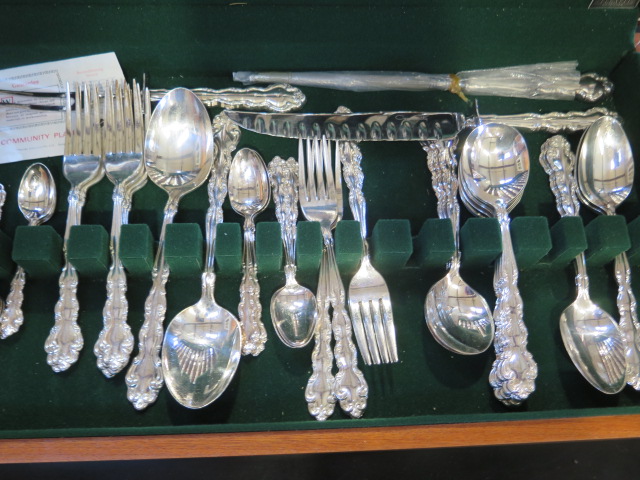 A community canteen of plated cutlery - 6 setting - minor usage, some extras - Image 2 of 2