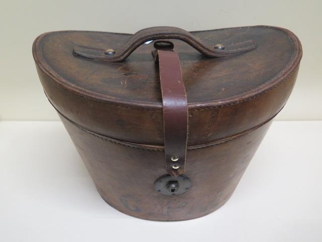 A Victorian leather top hat box with a tall brushed silk top hat - approx size 7 and a collapsible - Image 4 of 8