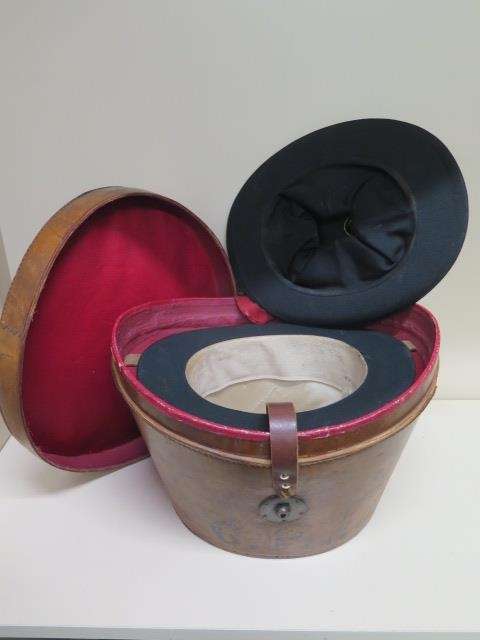 A Victorian leather top hat box with a tall brushed silk top hat - approx size 7 and a collapsible - Image 3 of 8